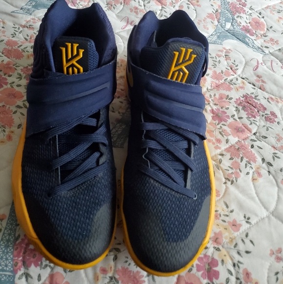 Nike Other - NIKE Kyrie Irving basketball Sneakers size 9